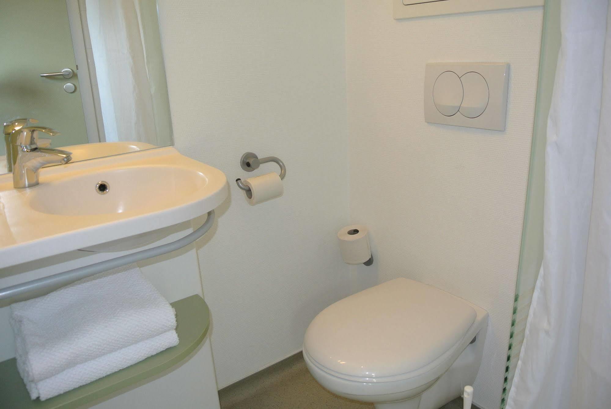 Ibis Budget Chambery Sud Challes Les Eaux Bagian luar foto