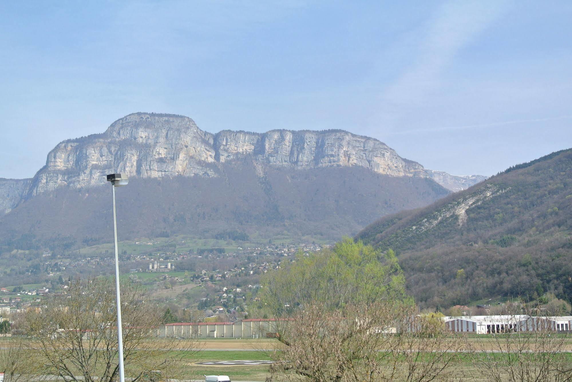 Ibis Budget Chambery Sud Challes Les Eaux Bagian luar foto