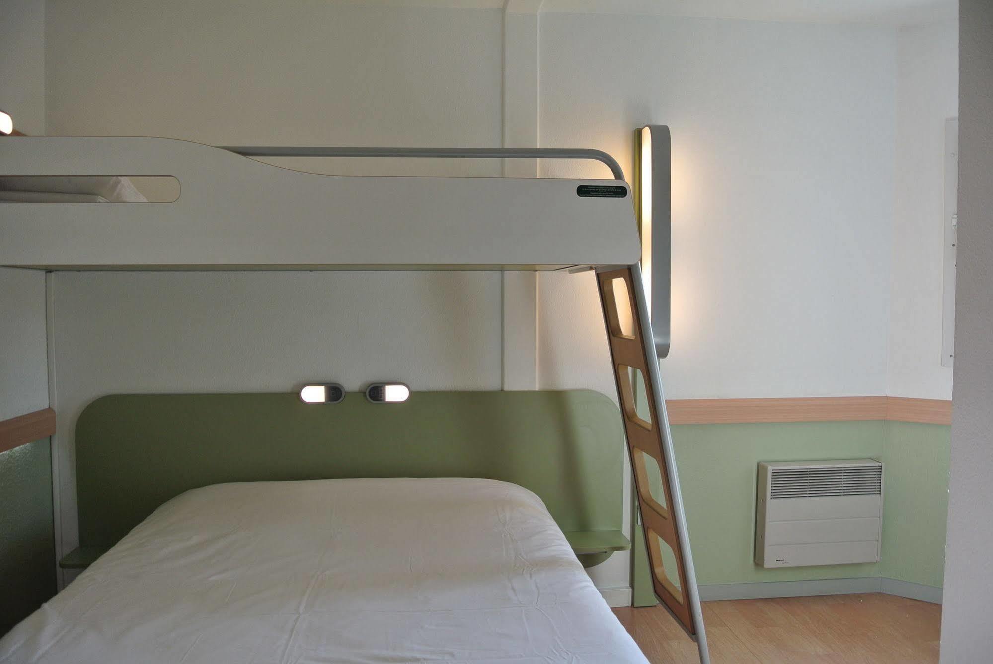 Ibis Budget Chambery Sud Challes Les Eaux Bagian luar foto
