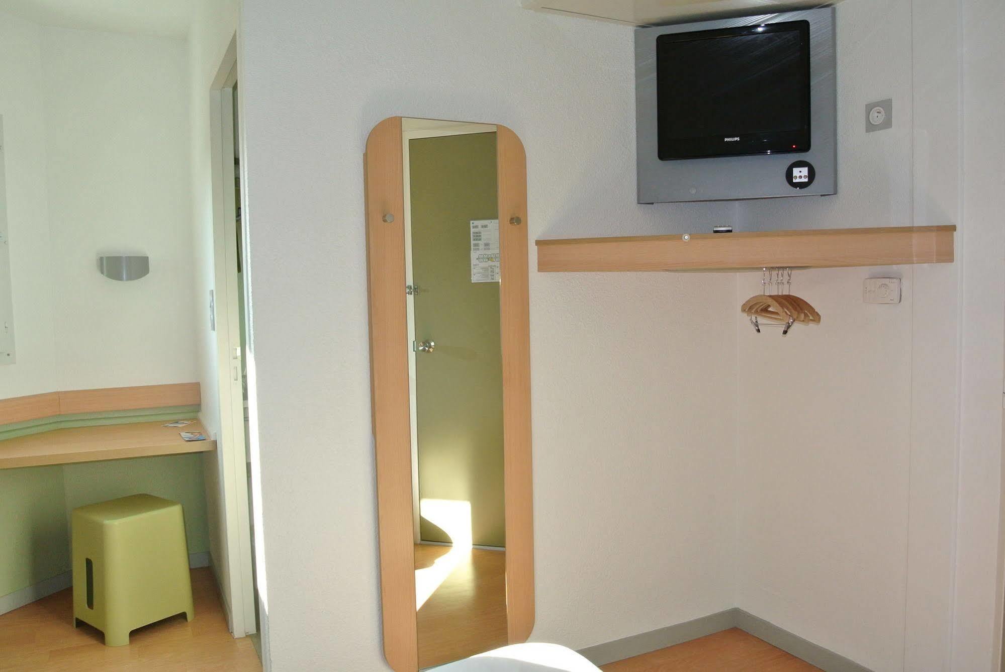 Ibis Budget Chambery Sud Challes Les Eaux Bagian luar foto
